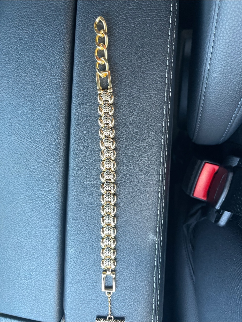 Gold Men's or Women’s Chain Bracelet - Fashion Accessory-new. Never worn